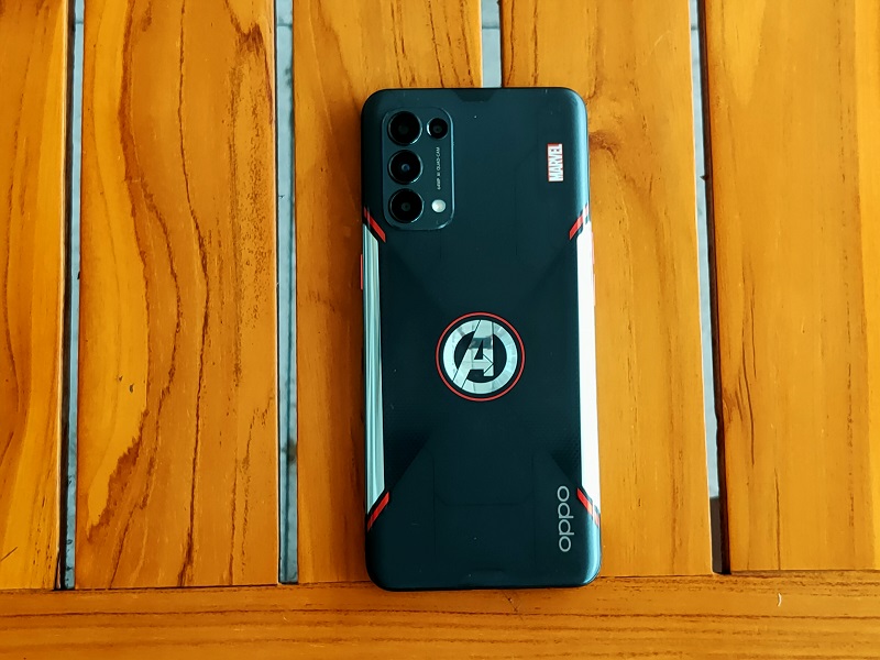 Desain smartphone OPPO Reno5 Marvel Edition