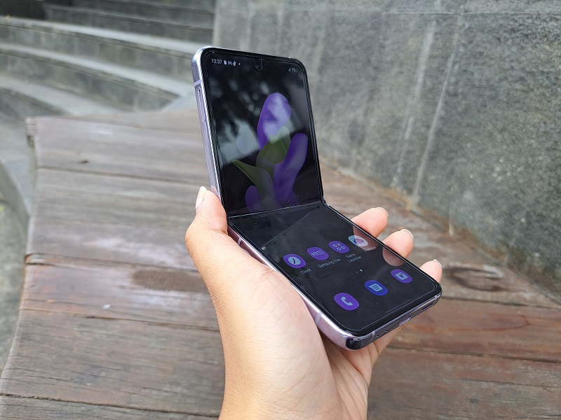 Desain dan bodi Galaxy Z Flip4 5G