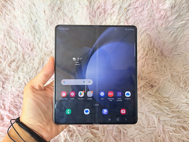 
									Gambar desain dan bodi Galaxy Z Fold5