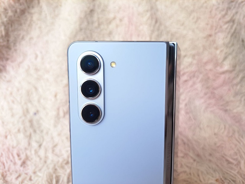 
									Gambar desain dan bodi Galaxy Z Fold5