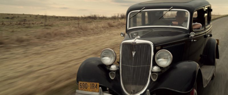 mobil Ford V8 dalam fim Netflix The Highwaymen
