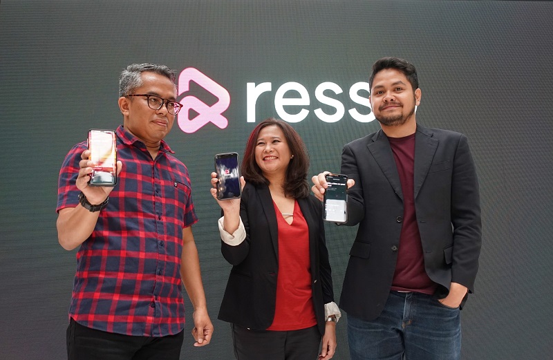 Foto Adib Hidayat, Tricia Dizon, dan Christo Putra dalam perilisan Resso