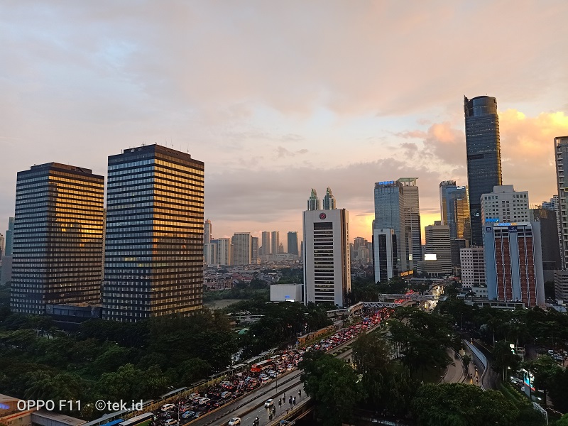 Hasil foto Oppo F11, foto sunset di tengah Jakarta.