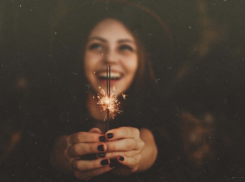 Ilustrasi gambar perempuan yang memegang kembang api