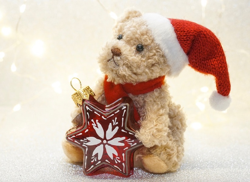 Ini adalah gambar boneka yang mengenakan topi Natal