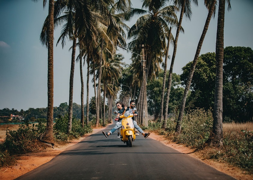 Ini adalah gambar dari dua orang yang sedang mengendarai motor