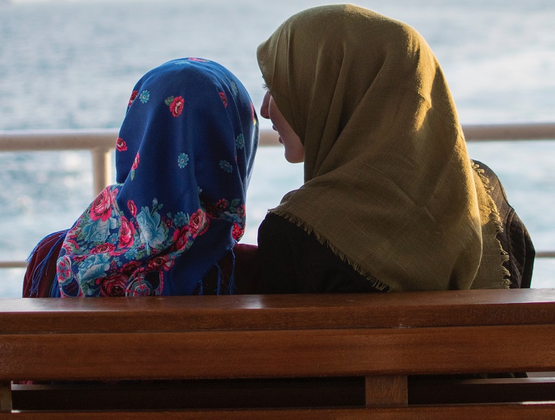 Ini adalah gambar dari dua gadis yang memakai kerudung