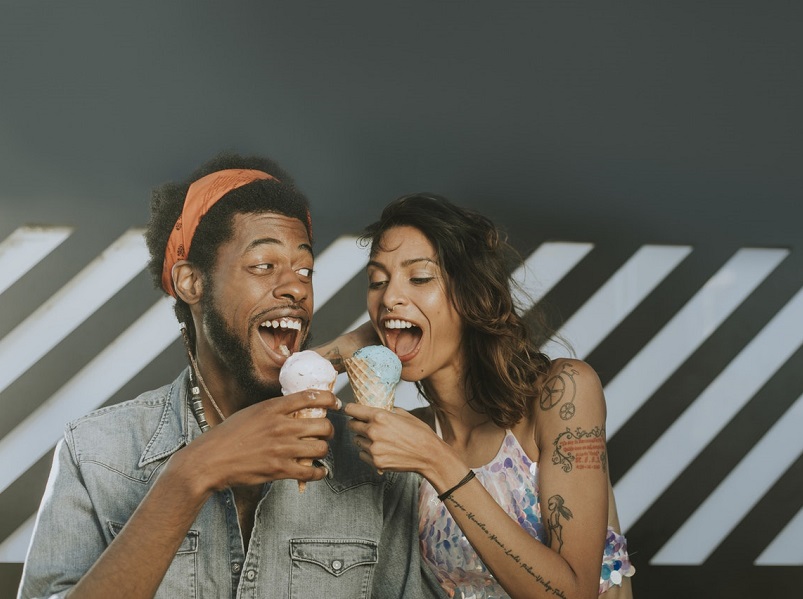 Ini adalah gambar dua orang yang sedang makan es krim bersama
