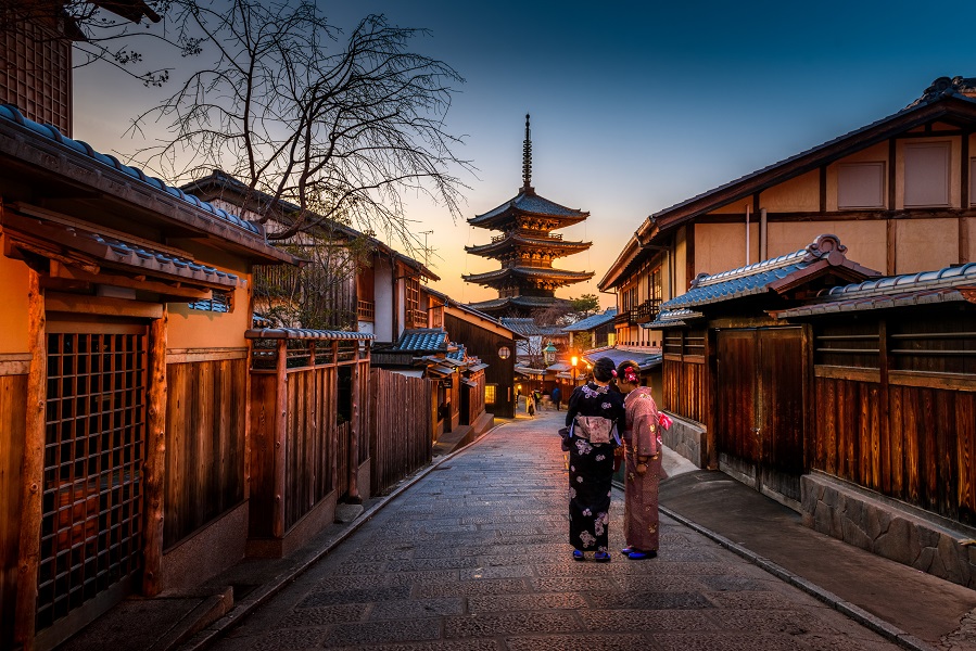 Ini adalah gambar dua perempuan yang sedang mengenakan kimono
