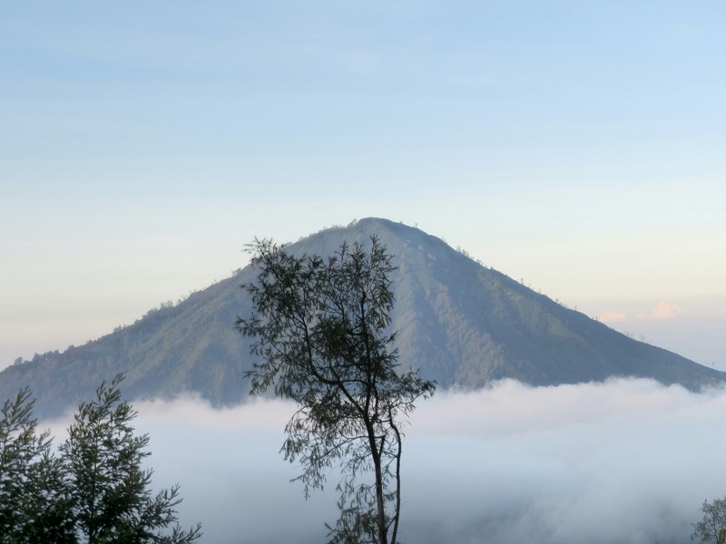 Foto Gunung Meranti setelah di-crop