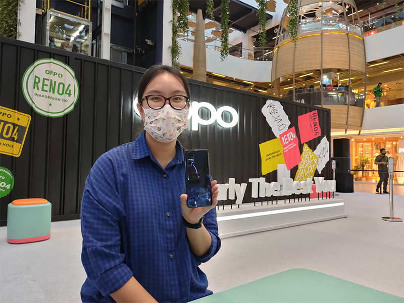 Angeline Attan dengan Oppo Reno4 Space Black