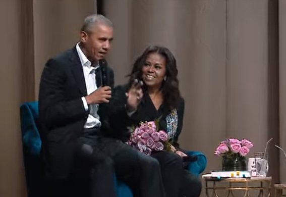 Michelle dan Barack Obama di atas panggung tur