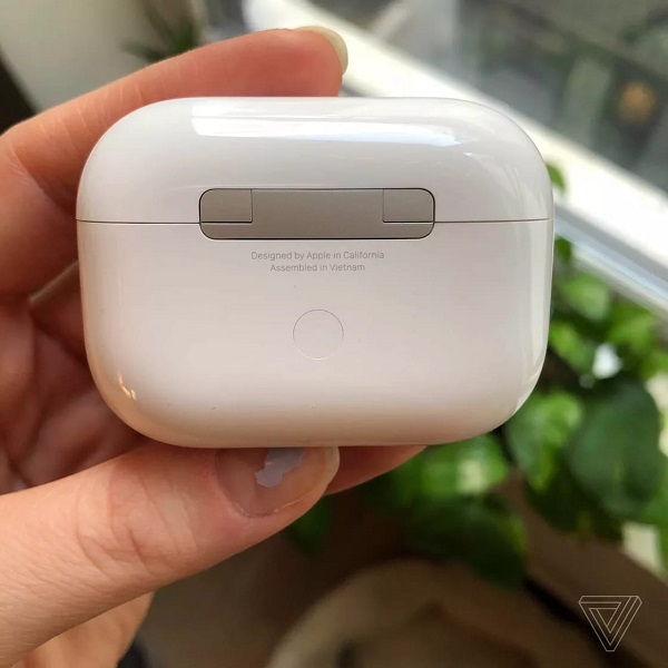 Airpods Pro dengan tulisan Made in Vietnam