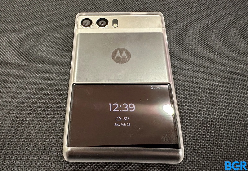 Bagian belakang ponsel gulung Motorola. Source: BGR