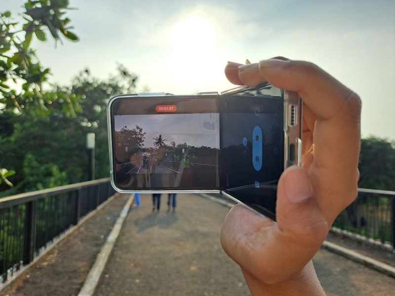 Rekam ala camcorder pakai Galaxy Z Flip5